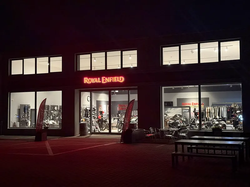 Prosvícený showroom Royal Enfield GARAGE večer