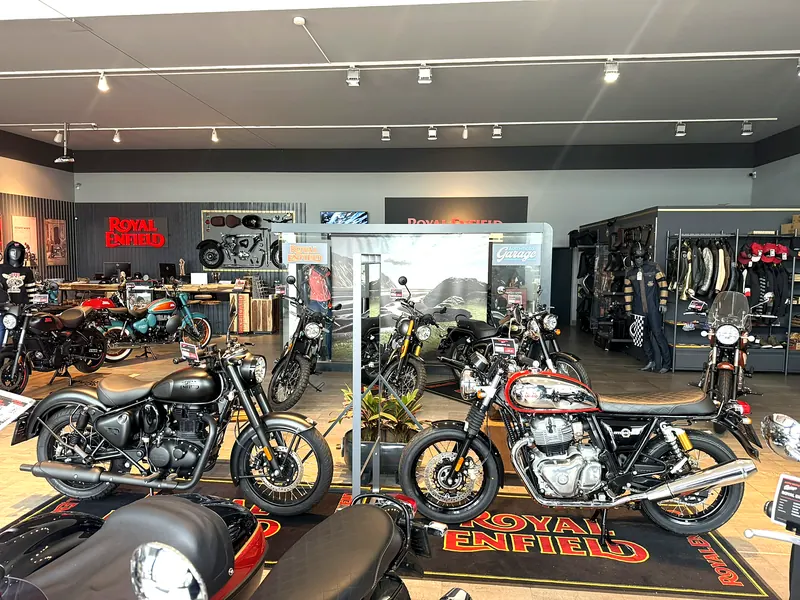 Salon Royal Enfield Garage s motorkami