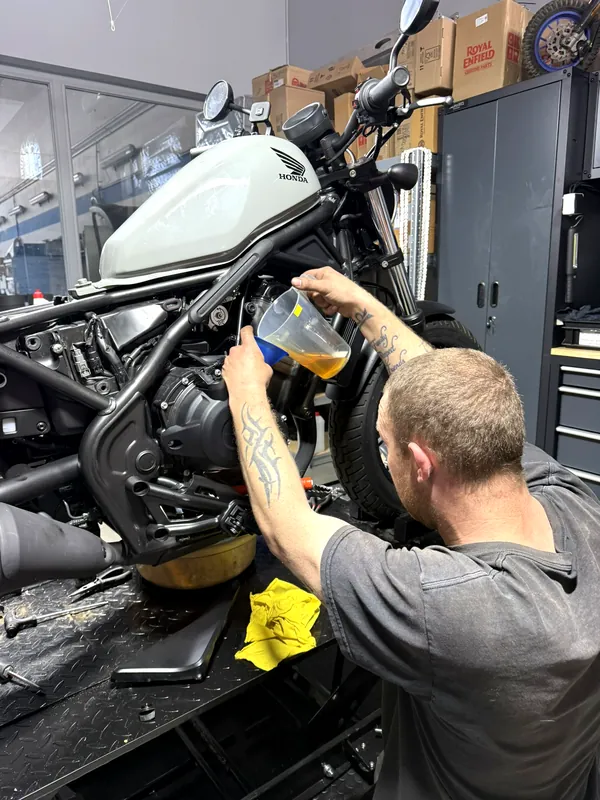 Výměna oleje na zvedáku v dílně GARAGE