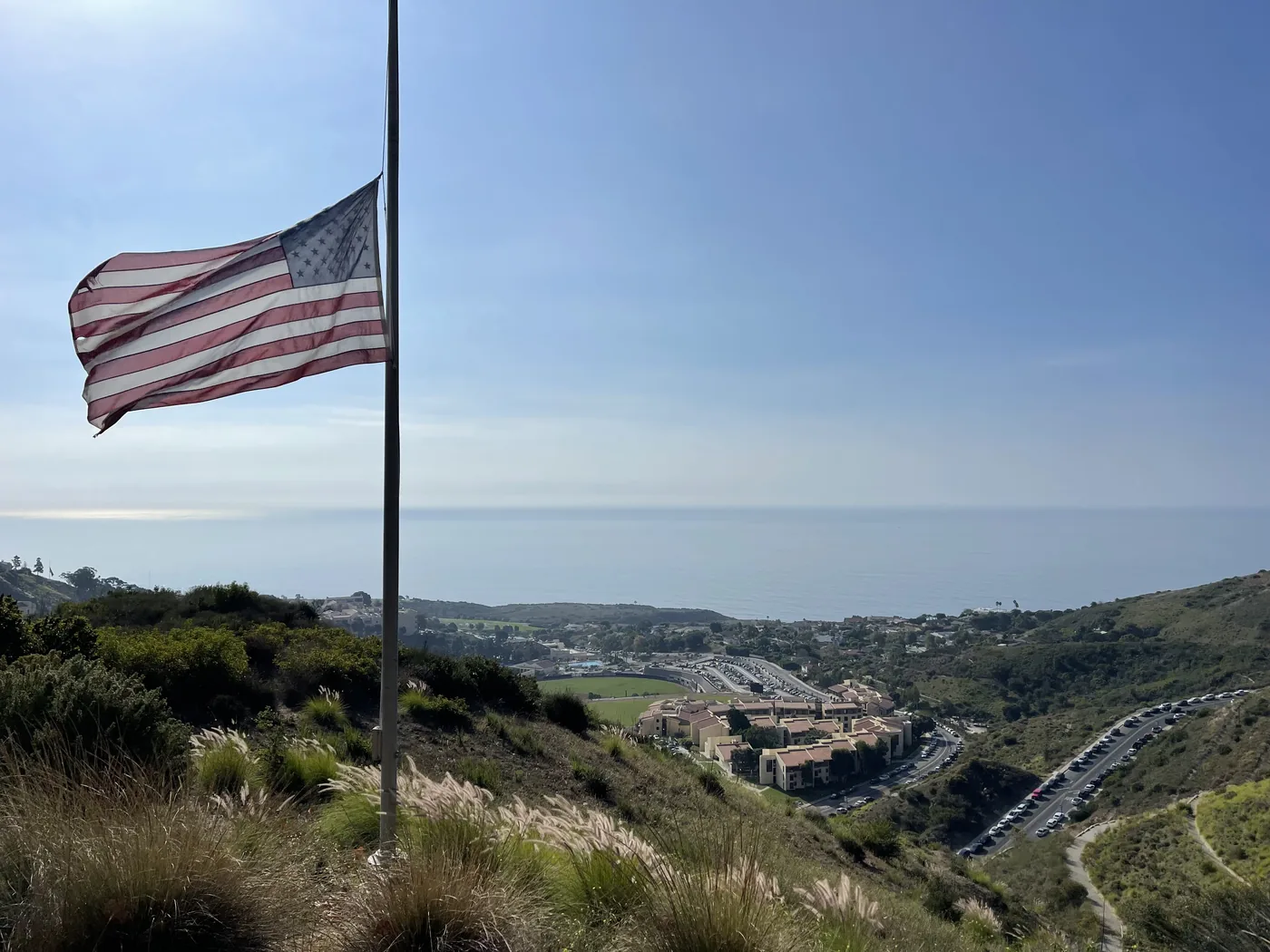 Le drapeau américain au-dessus de la côte